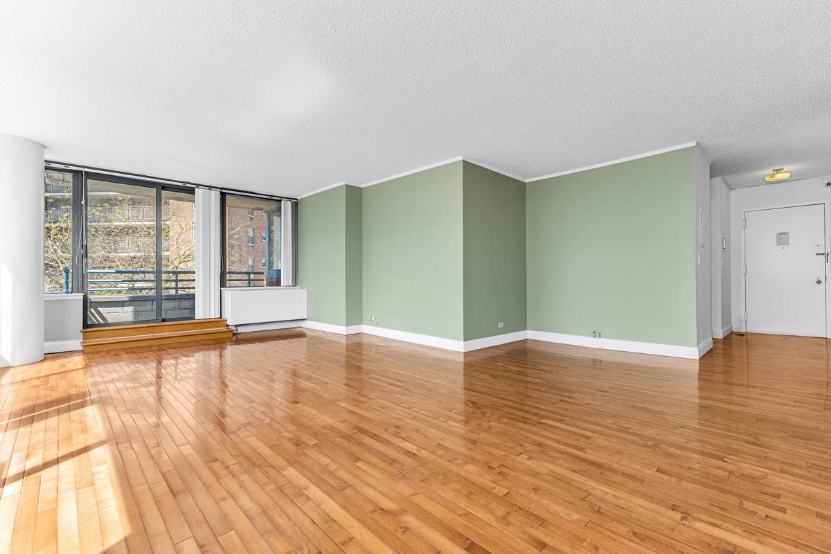 Welcome to the Summit Condominium, a luxury full service doorman building in the heart of Central Queens, Prime Rego Park location.