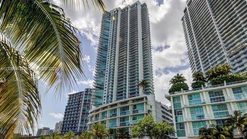 Take advantage of this prime location in Brickell !