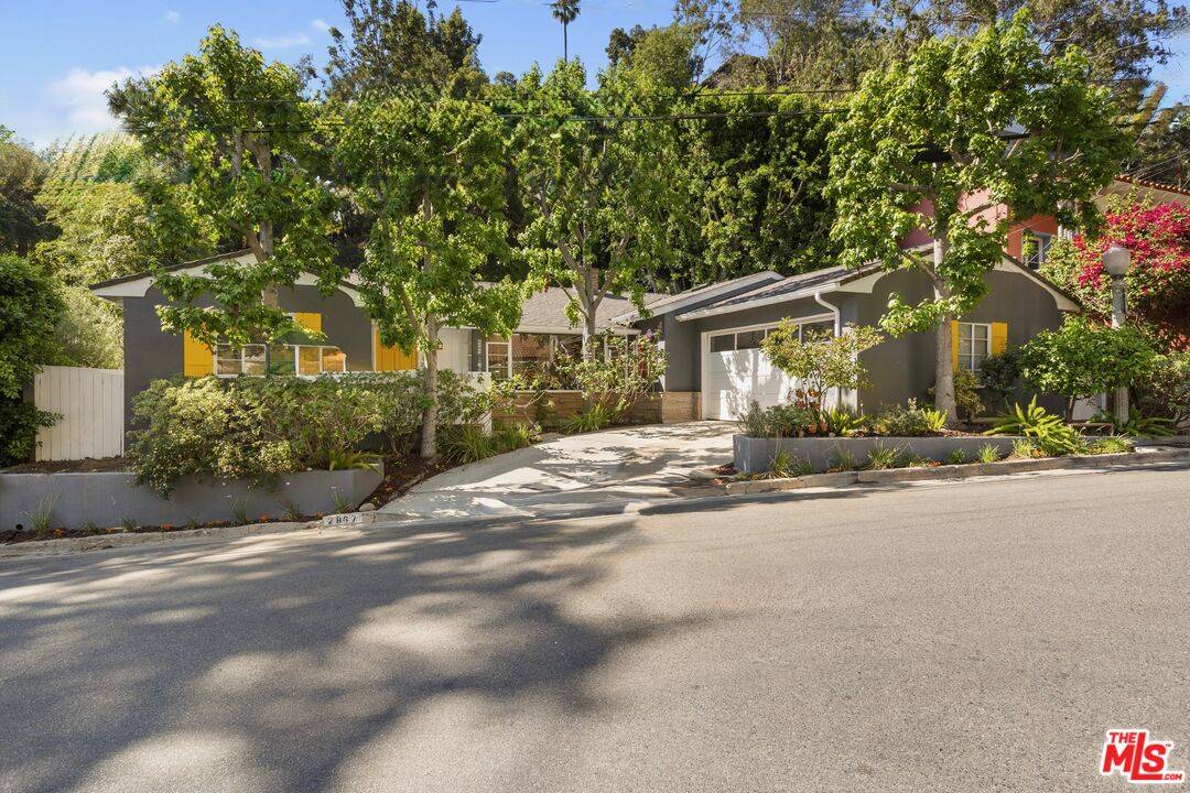 2867 N Beachwood Dr 3BR Hollywood Hills East La