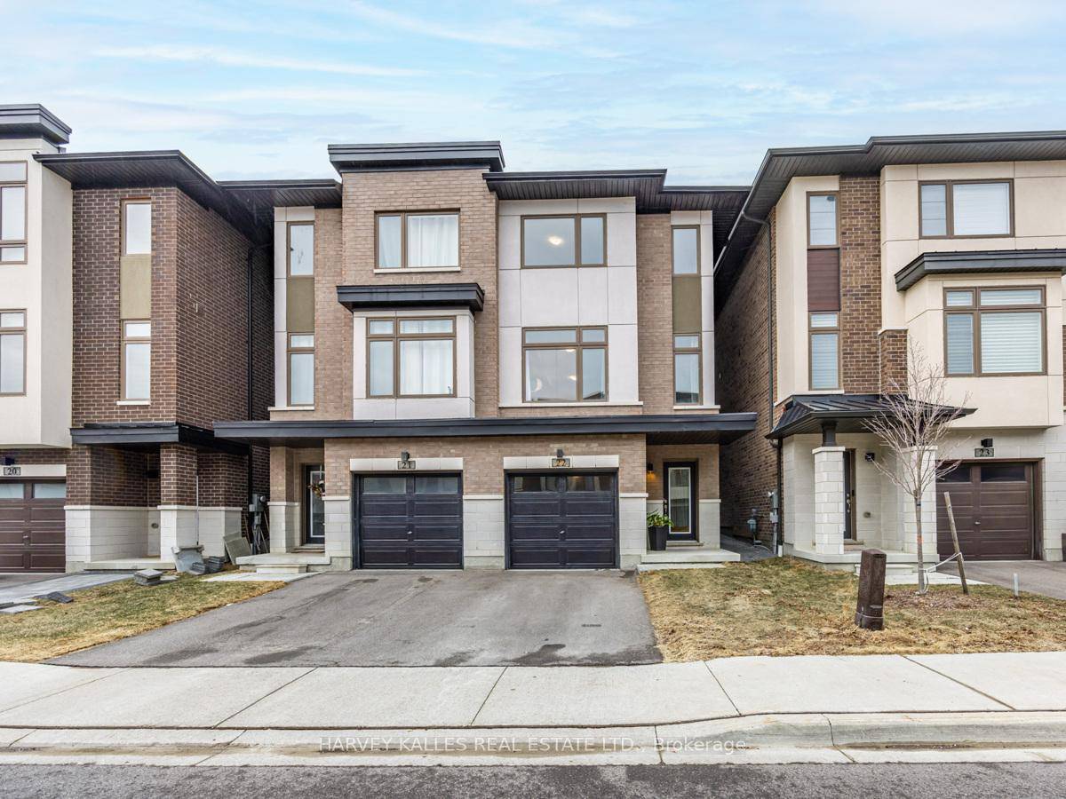 Welcome to this stunning 3 bed, 4 bath semi detached urban home in Pickerings Forest District !