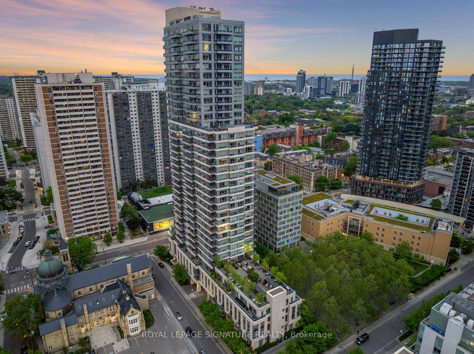 Mansion in the Sky Rare Executive Corner Suite Overlooking the Skyline of Toronto Trendy Neighbourhood Elevate your lifestyle in this extra large, lavish corner residence offering approximately 1, 280 sq.