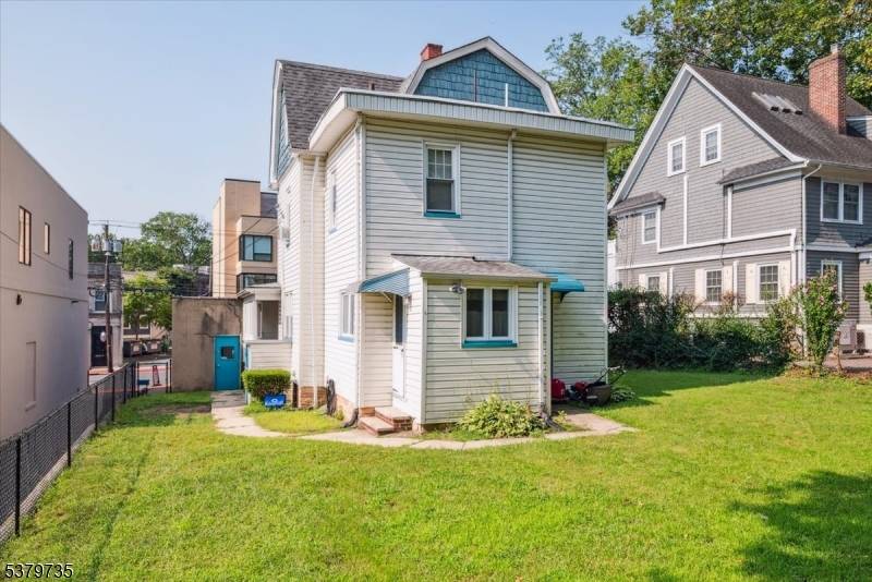 Commuter's Dream ! Welcome to this charming 3 bedroom single family home, ideally located in the heart of Maplewood Village.