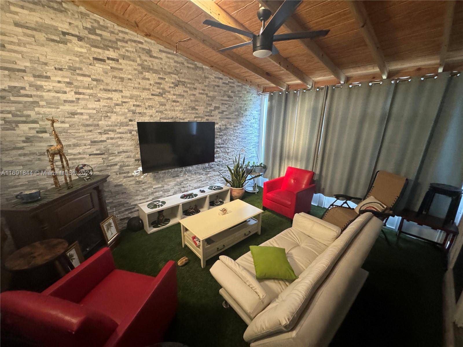 BEAUTIFUL 3 2 VILLA. NEWER ROOF, NEWER HURRICANE IMPACT WINDOWS, RENOVATED KITCHEN, BONUS ENTERTAINMENT ROOM, LOW HOA, GREAT LOCATION CLOSE TO SHOPS AND RESTAURANTS.