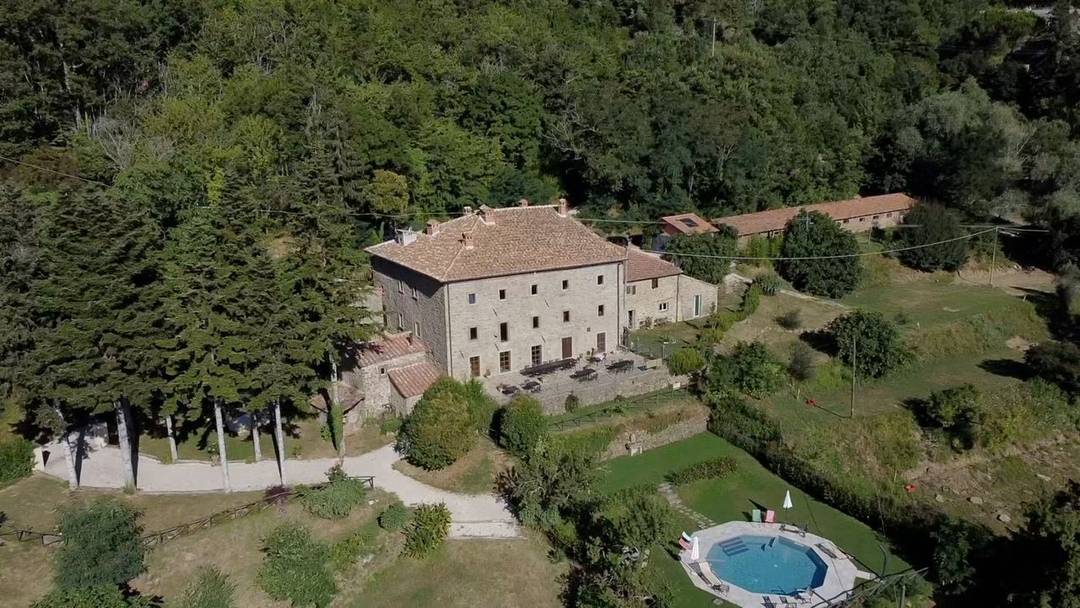 Exclusive estate with farmhouses totaling 1,570 sqm, 68 hectares of land, swimming pool, and volumes to be customized, just a few minutes from Cortona