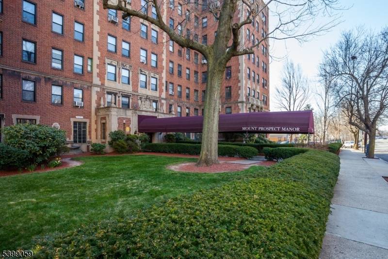 Welcome to this stunning condominium in the heart of Newark's desirable Forest Hill neighborhood !