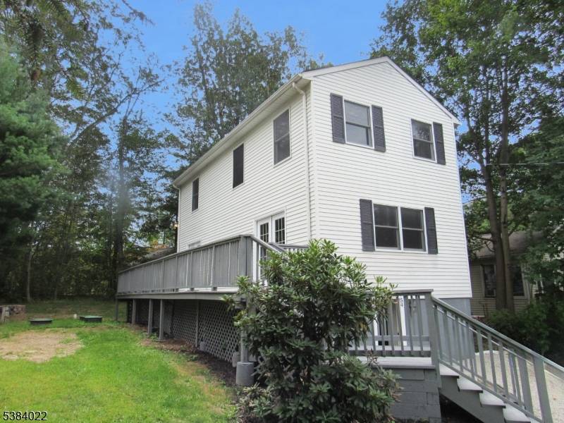 LAKEHOUSE WITH VIEWS ! This 3 bedroom, 1.