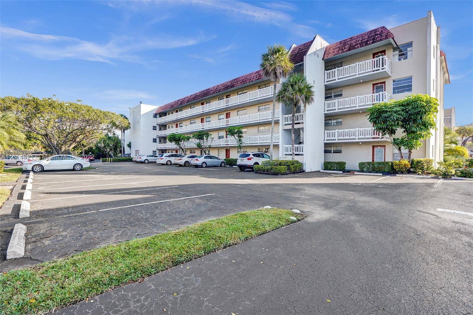 Beautiful bright and clean unit with 2 bedrooms and 2 bathrooms located in the gated community of Las Vistas in Inverrary.