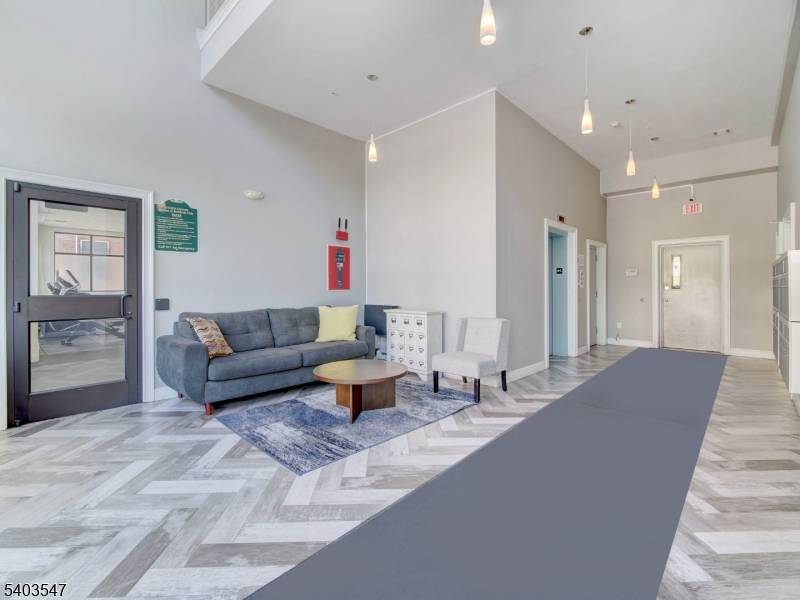 Discover stylish and comfortable city living in this 2 bedroom, 2 bathroom condo at The Lofts at Lincoln Park.