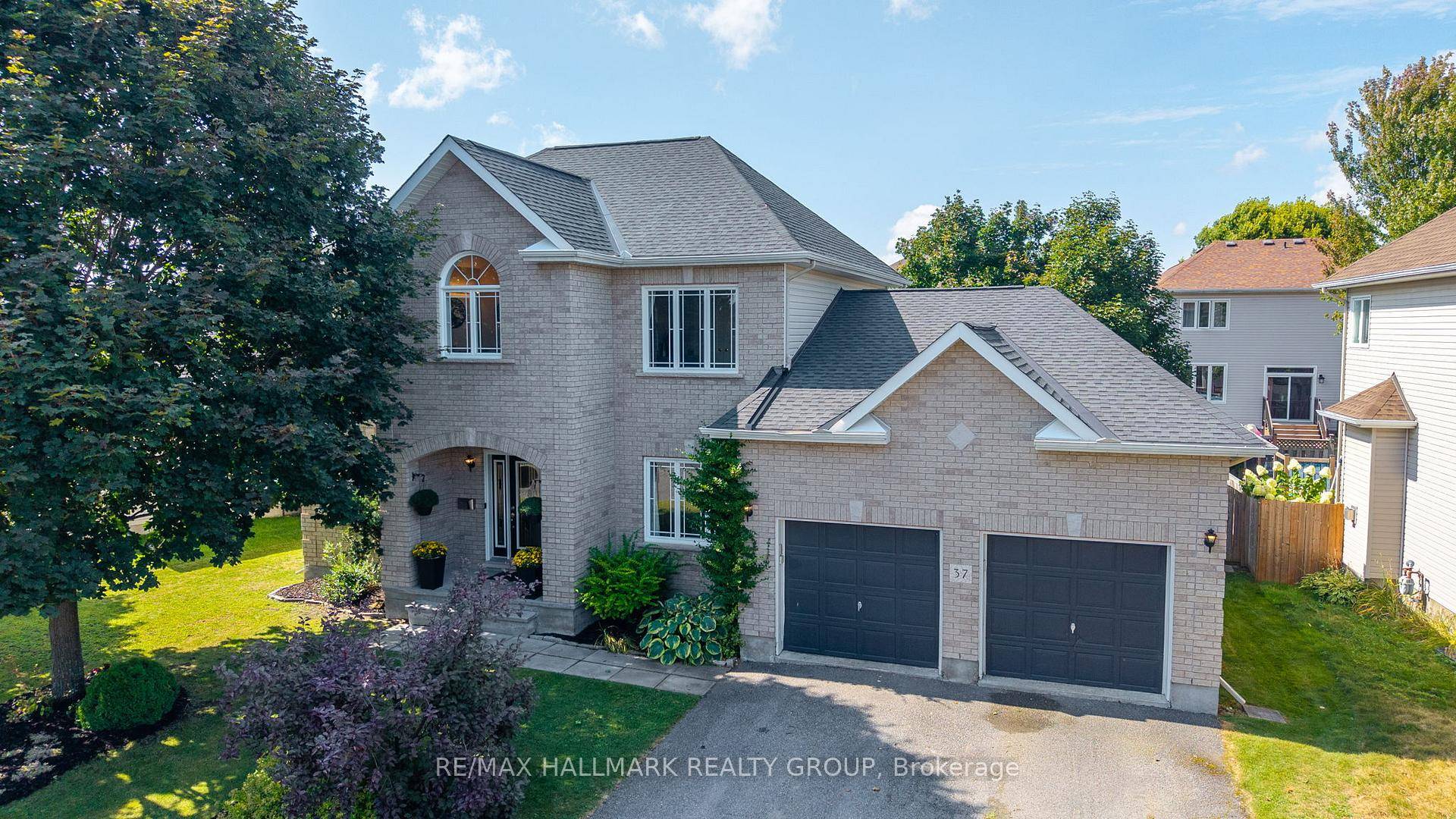 Spacious family home on oversized premium lot in Stittsville's sought after Timbermere community !