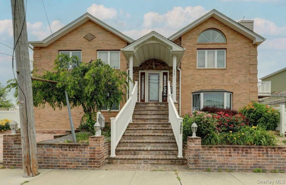 Waterfront living ! Come experience this beautifully new renovated house in Oceanside.