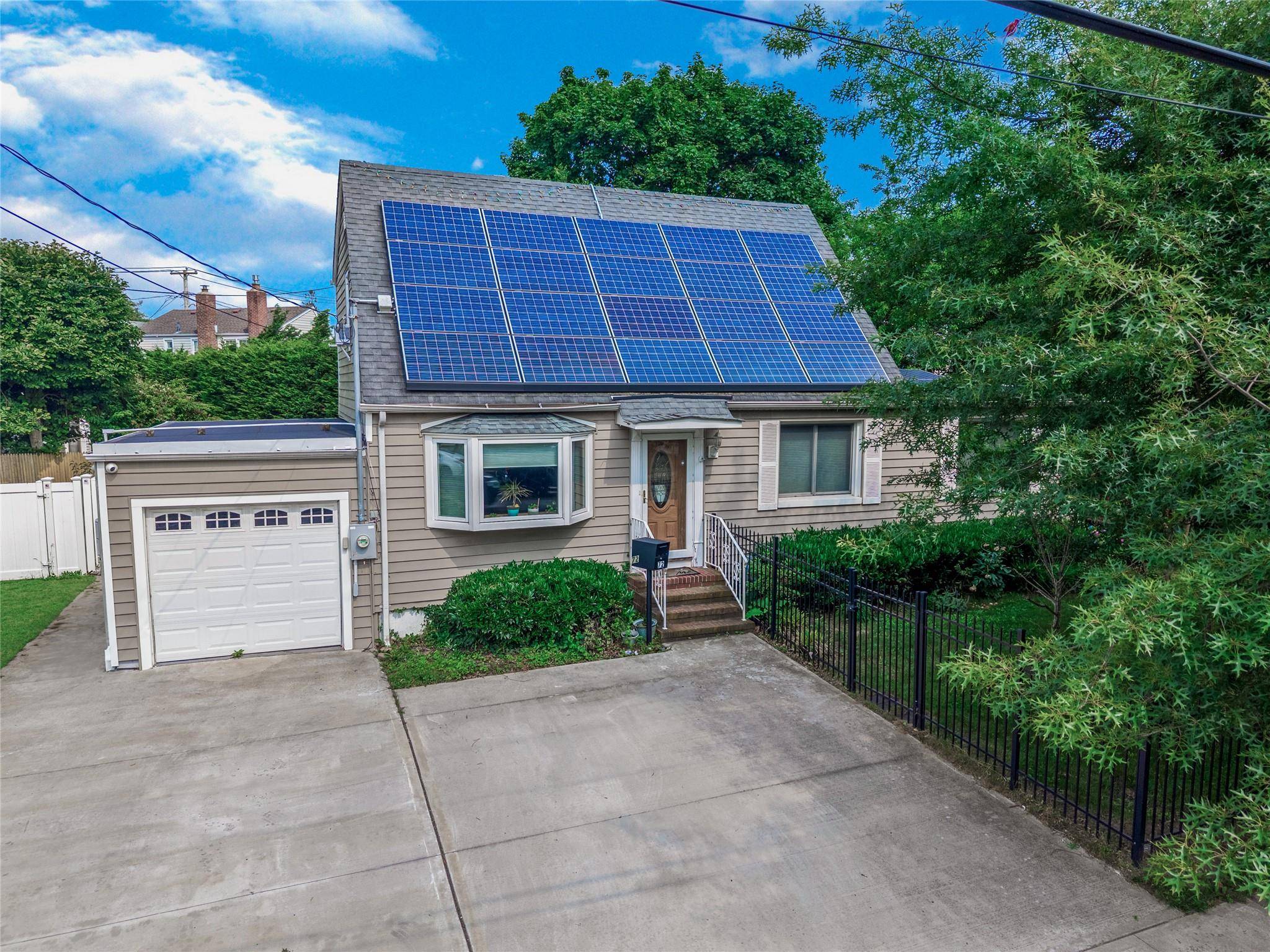 Hewlett School District Welcome to this beautifully maintained 3 bedroom, 1.