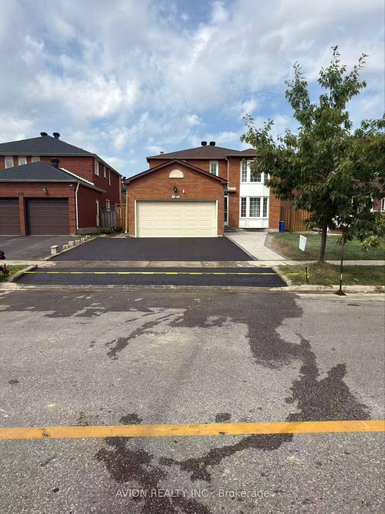 Beautiful and spacious detached home in a highly sought after Markham neighbourhood !