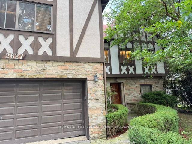 Live the lakefront lifestyle in this Cottage in the City !