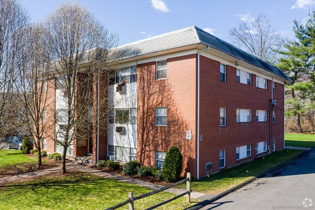 Welcome to 33 45 Dunlay Street, New Britain, CT 18 Unit Brick Multifamily Portfolio Two Adjacent Buildings 22K Current Monthly Income Excellent opportunity to acquire a solid, income producing multifamily ...