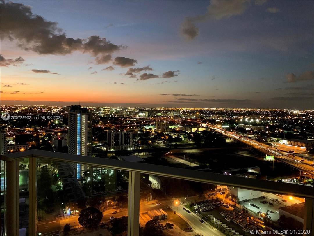 PRICED TO SELL ! Miami chic furnished 1 den 1 parking spaces at Paramount Miami Worldcenter offering the Most Amenities in the World including 5 resort style pools, basketball court, ...