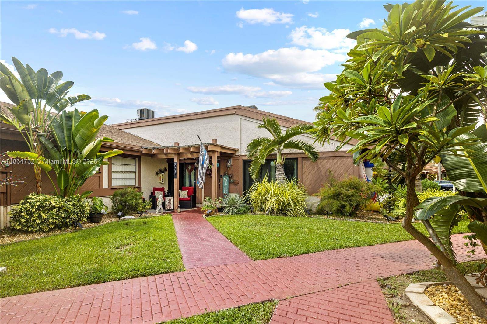 LOCATION ! LOCATION ! Harbourwood corner Villa, 42 ft assigned boat dock included, Ocean access, no fixed bridges.