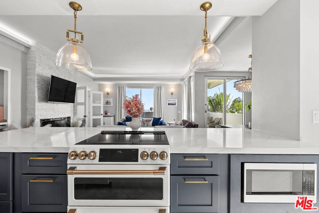 7250   Franklin Ave 2BR Hollywood Hills East La