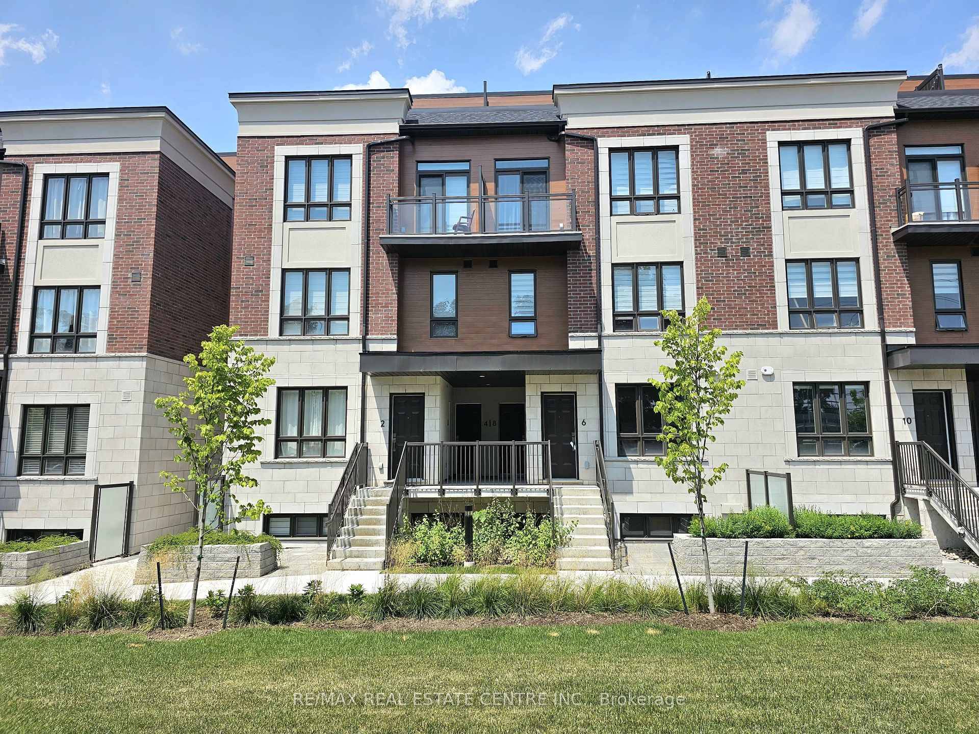 FOR RENT Stunning 2 Bed 3 Bath Townhouse with Private Terrace in Prime Mississauga Location !