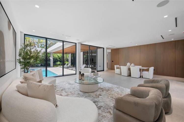Welcome to this modern residence in Bay Heights, one of Coconut Grove s most exclusive enclaves with 24 7 police monitoring.