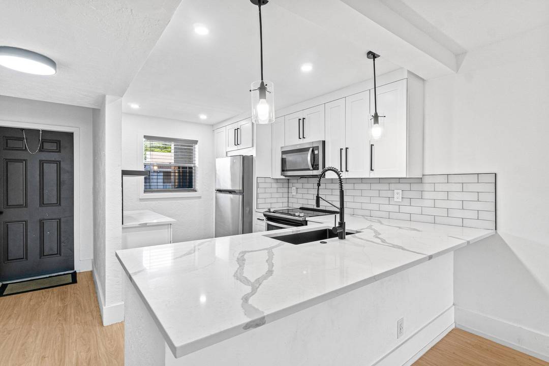 Modern Delray Condo near all Delray Beach has to offer and close to the Beaches, downtown's and border of Boca Delray.