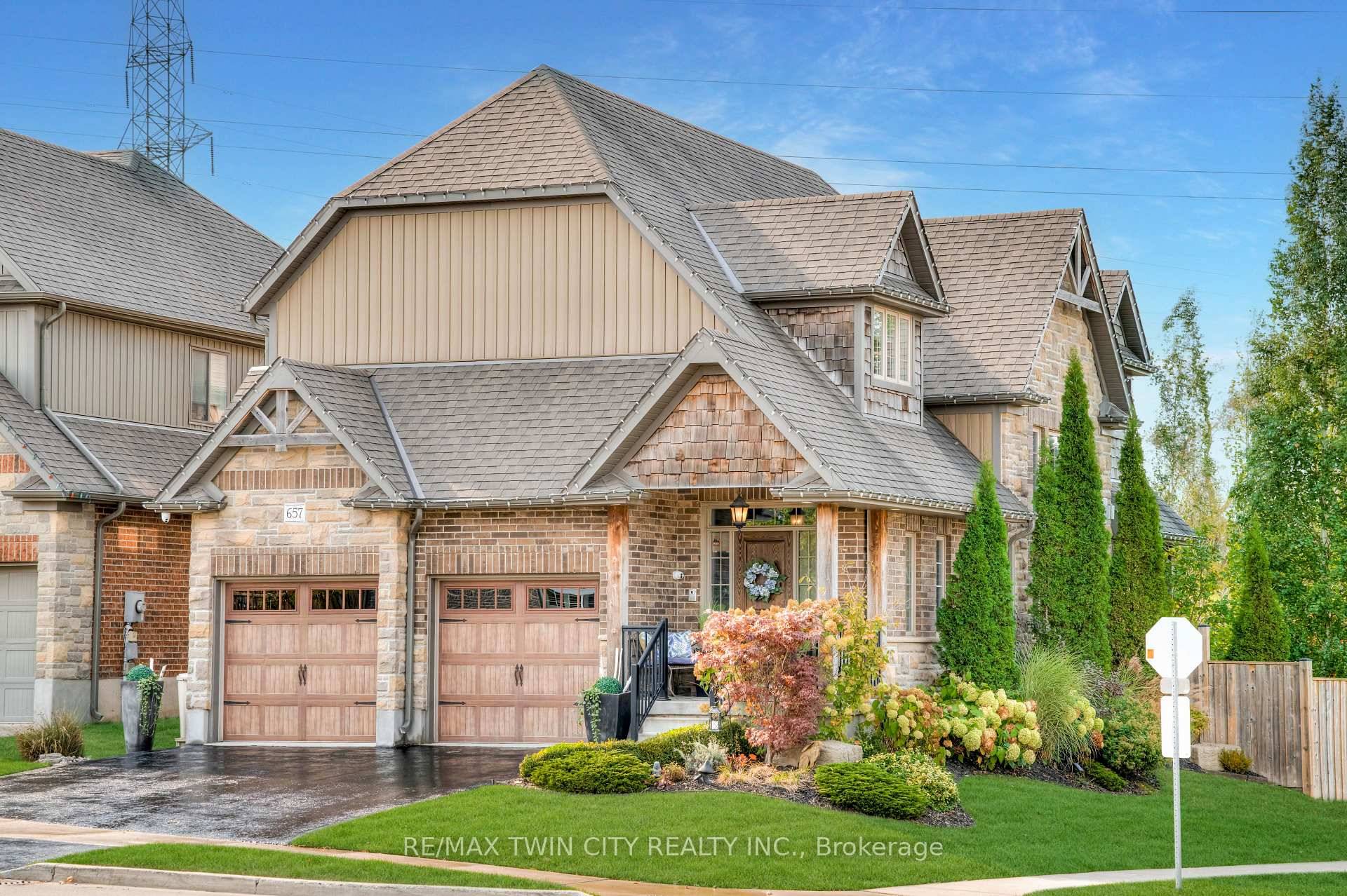 This perfectly positioned Executive family home is in the heart of Waterloos vibrant Clair Hills.