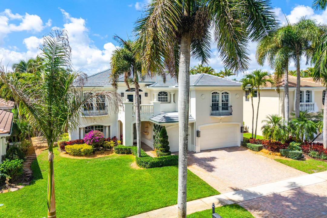 IMMEDIATE GOLF MEMBERSHIP AVAILABLE FOR PURCHASE w this FULLY RENOVATED home in MIZNER COUNTRY CLUB !
