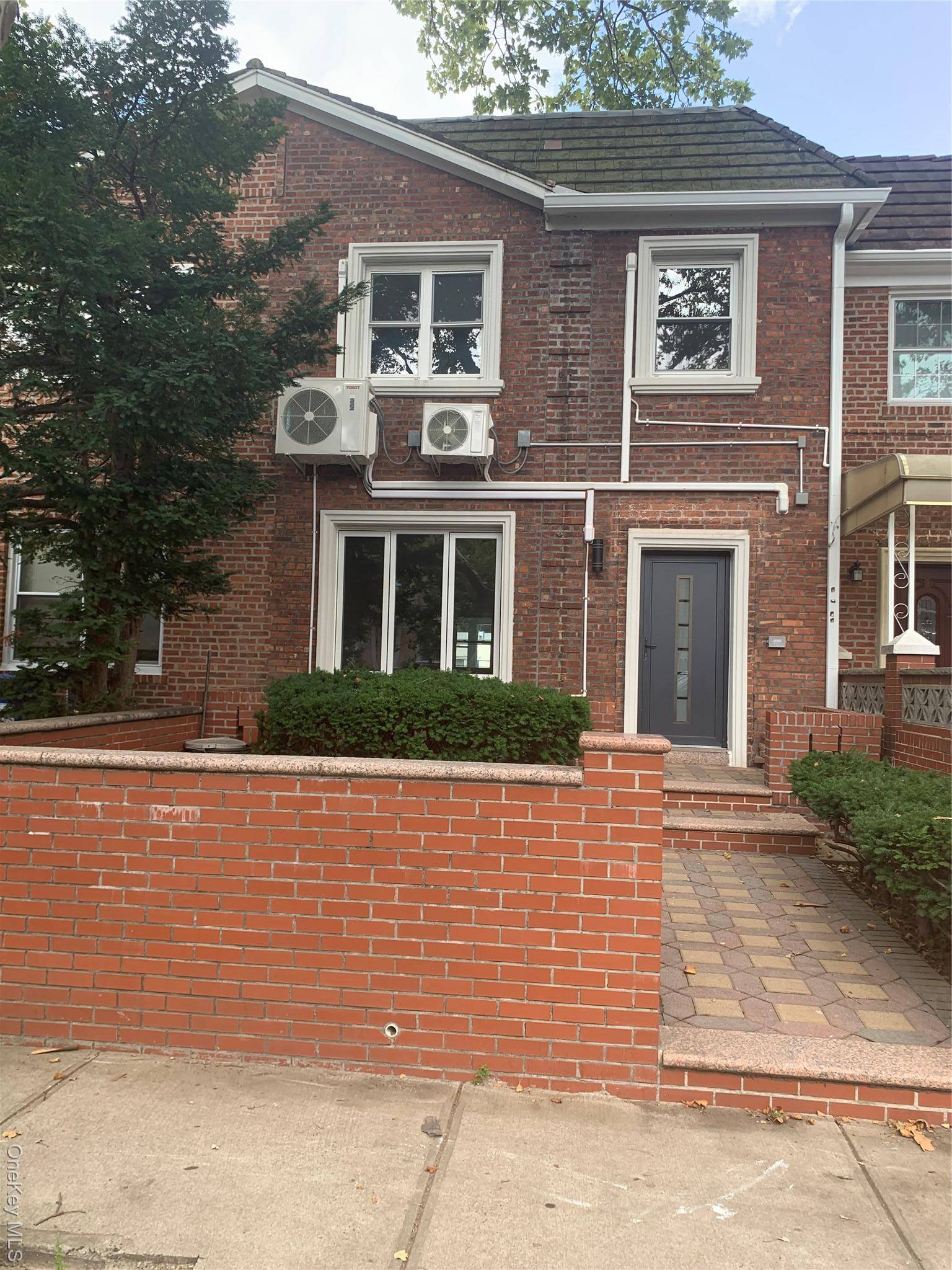 Modern Fully Finished Townhouse Prime Location !