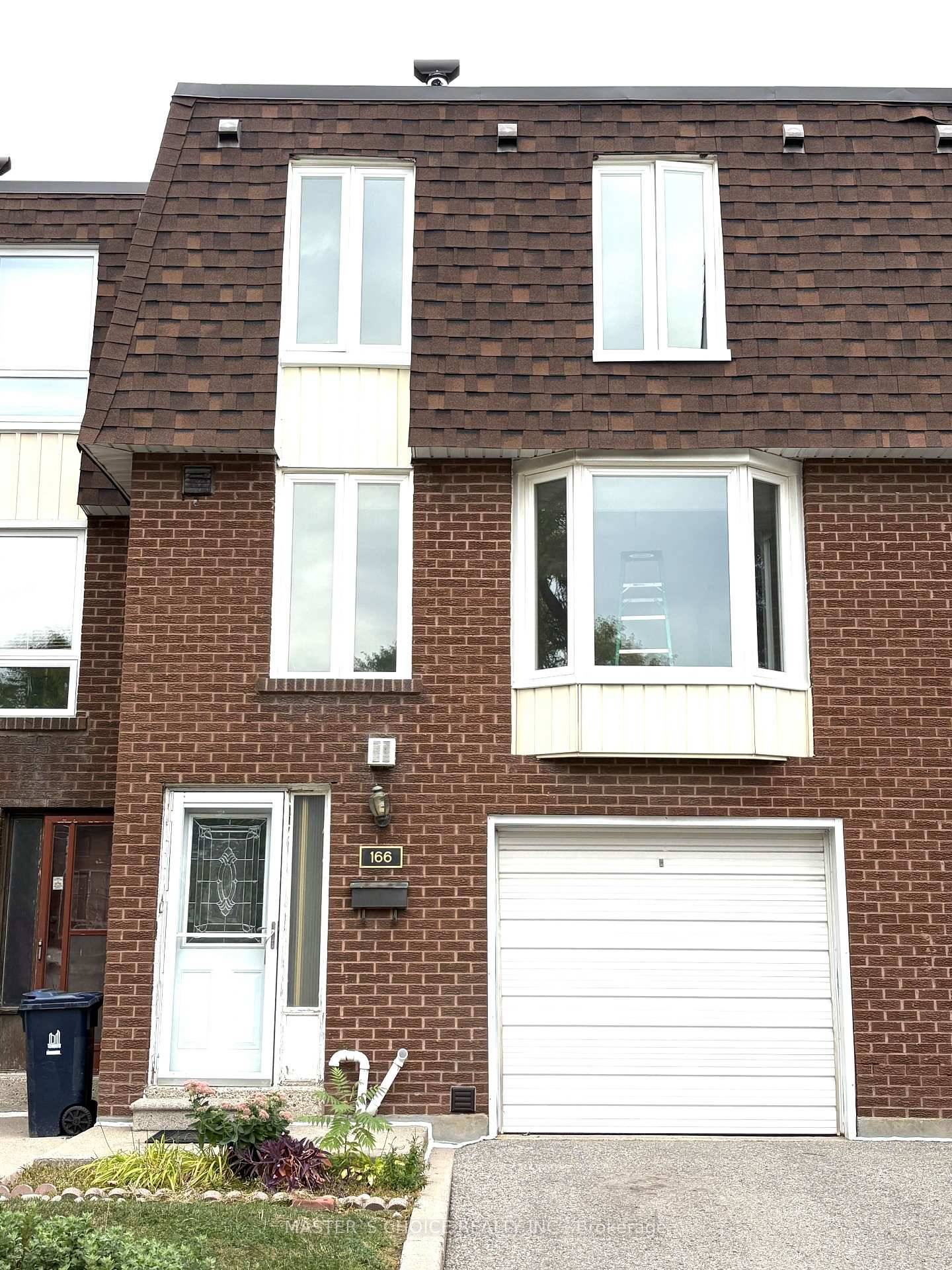 Spacious 3 bed rooms, back split townhouse in a super convenient location.