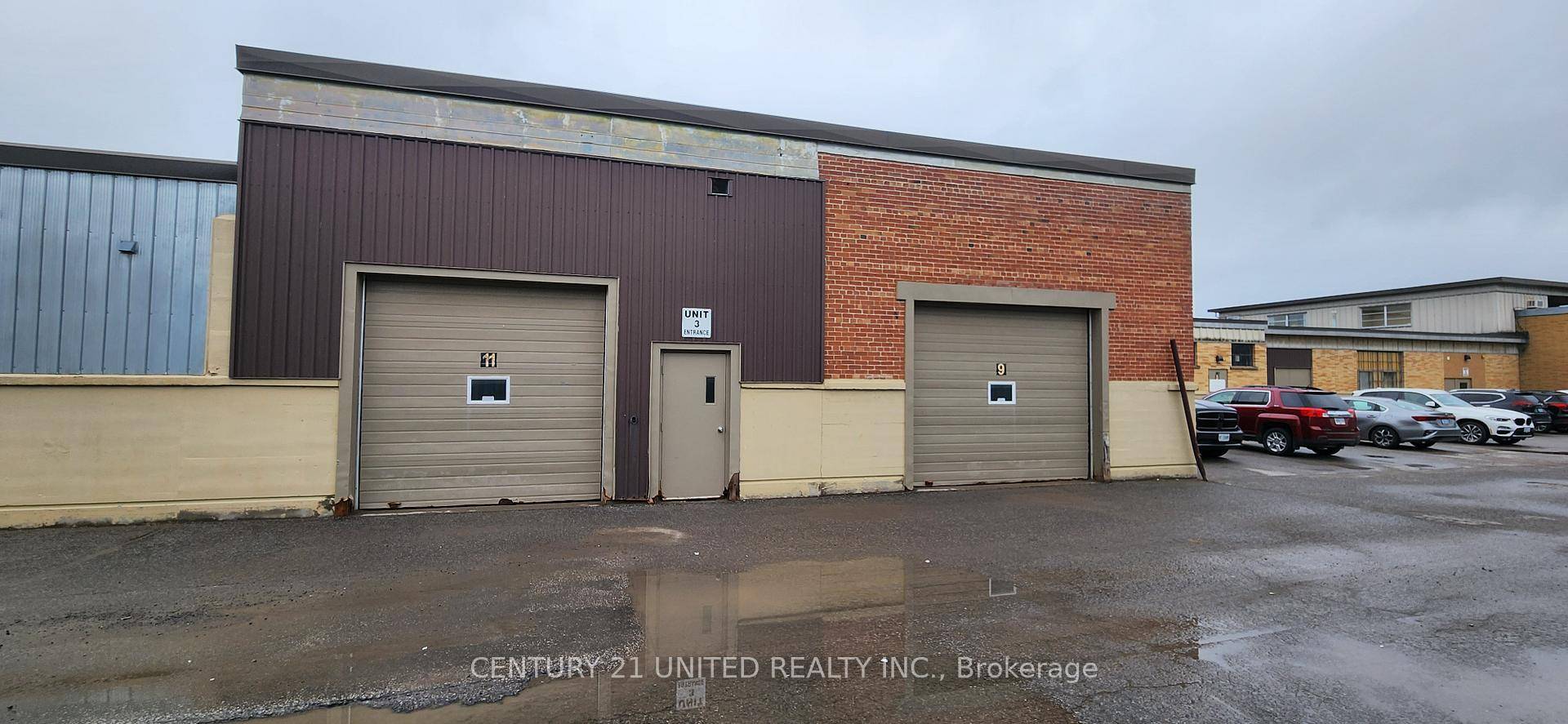 Approximately 1, 901 SF of space with plenty of parking, two grade level loading doors 10'x10' and 10'x12', 16' ceiling, and is centrally located with easy access to Lansdowne Street, ...