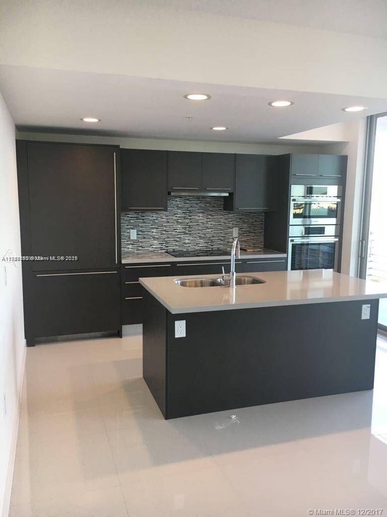 MODERN AND SPACIOUS 1BEDROOM APARTMENT IN CORNER WITH MODERN KITCHEN, EXCELLENT DISTRIBUTION, LOCATED CLOSE TO RESTAURANTS, COMMERCIAL PREMISES, SUPERMARKETS AND PHARMACY.