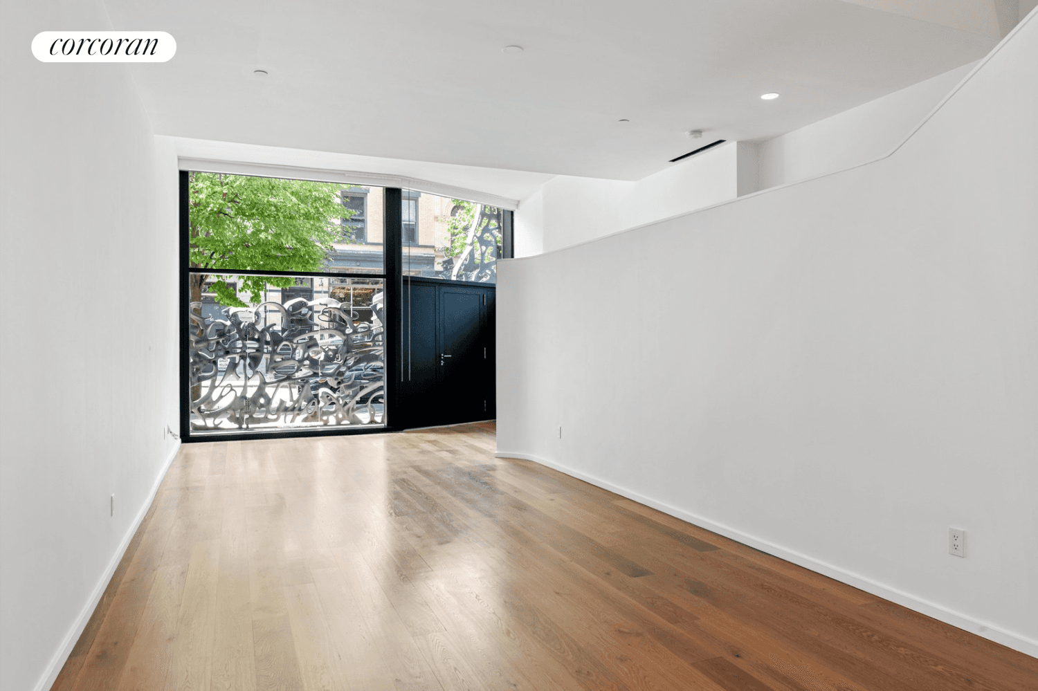 This beautiful triplex home featuring three bedrooms, four full baths, media room and a 757 sf garden, is located in one of downtown's most iconic buildings.