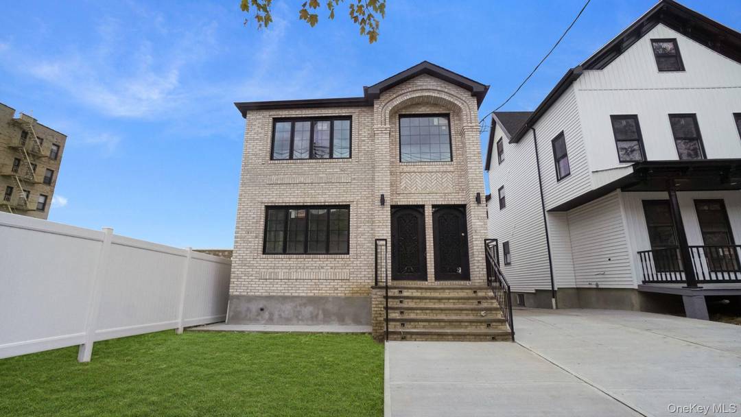 Introducing a Stunning New Construction Two Unit Home in Woodlawn Discover this exceptional newly built two unit residence located in the highly sought after Woodlawn neighborhood of the Bronx.