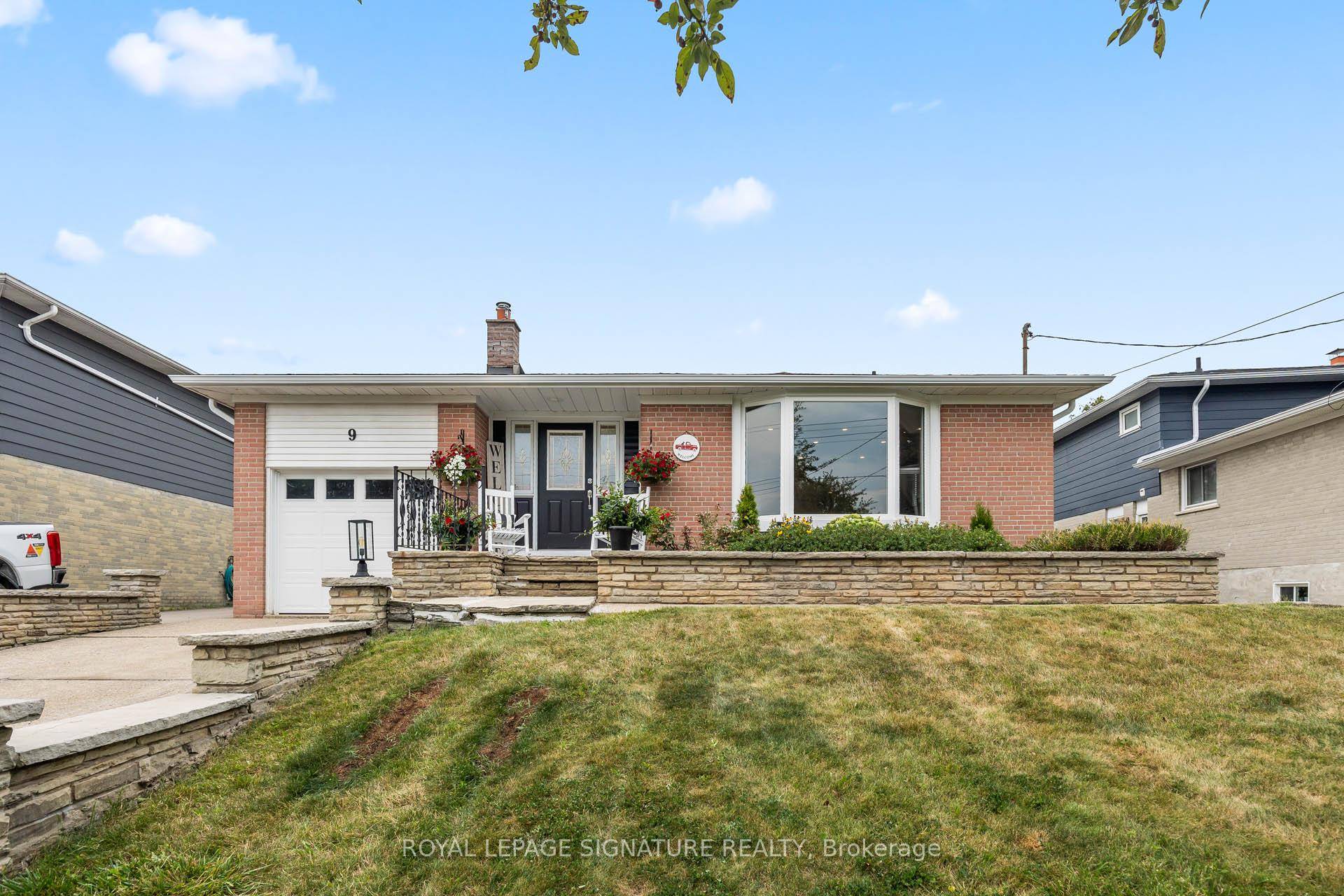 Welcome to 9 Faludon Drive, a stunning 'Country Squire' 5 Level Backsplit, in the family friendly Delrex neighbourhood conveniently located right in the heart of Georgetown.