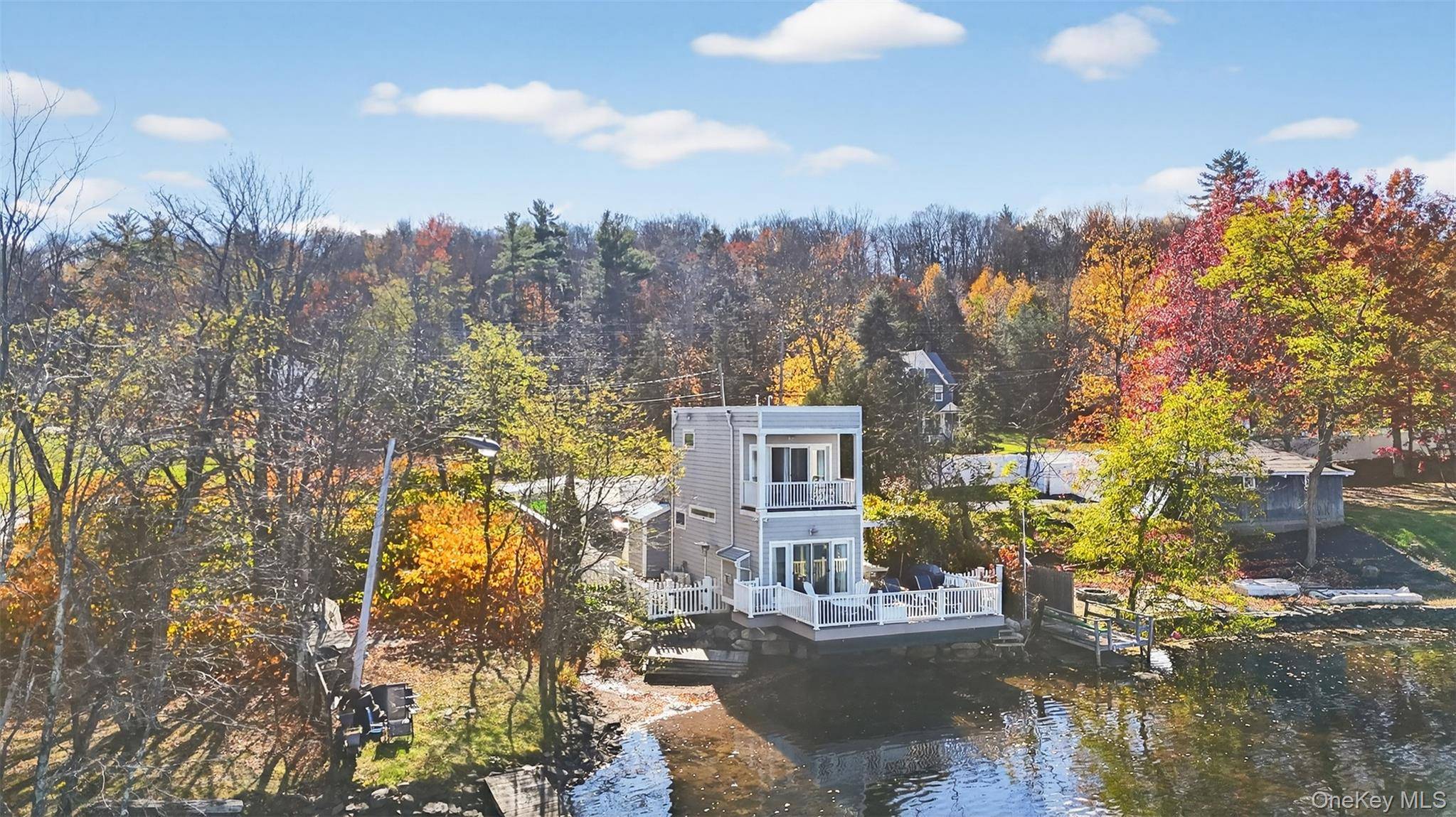 Your Modern Lakefront Escape Awaits !