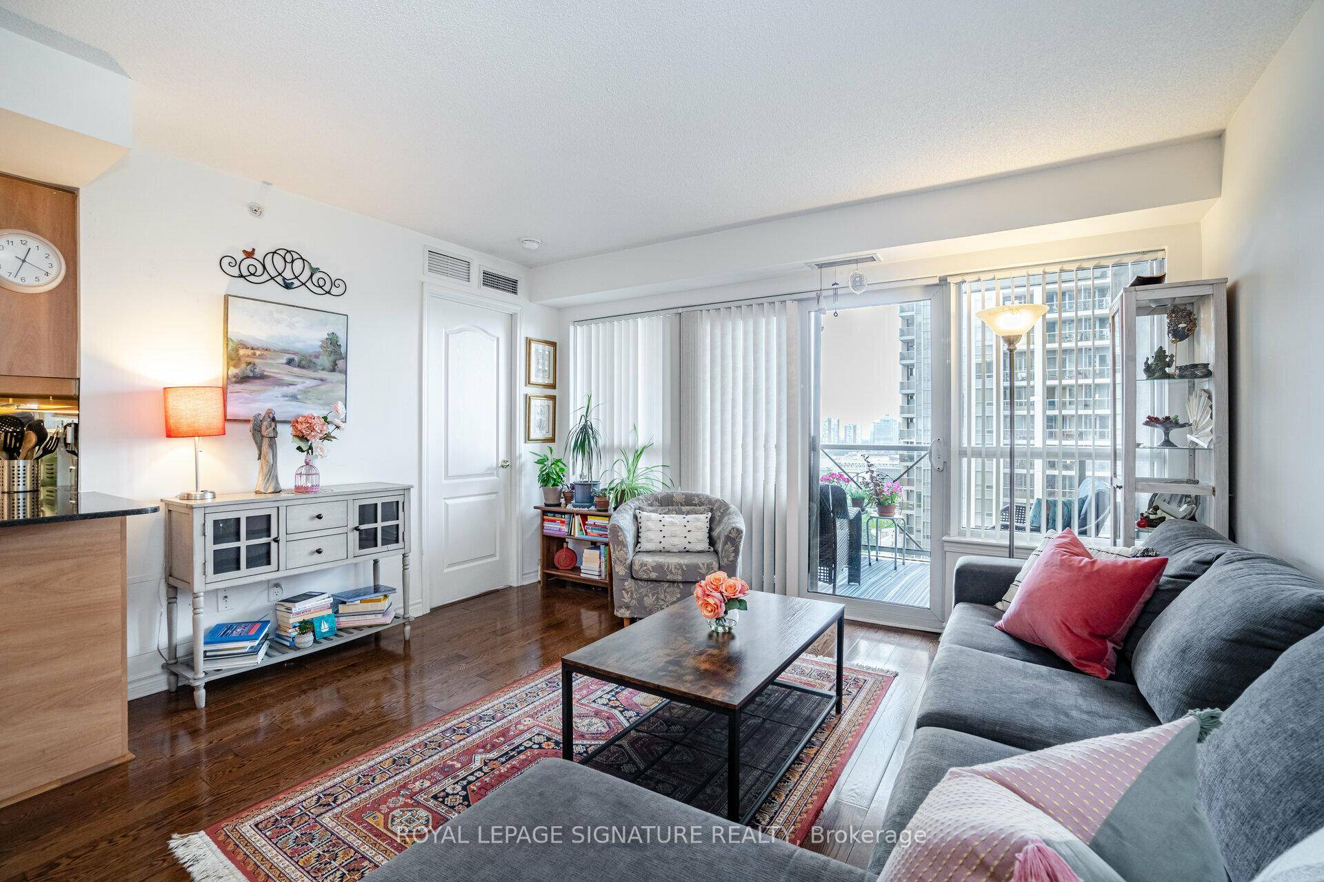 Discover a bright and spacious suite offering over 900 sq.