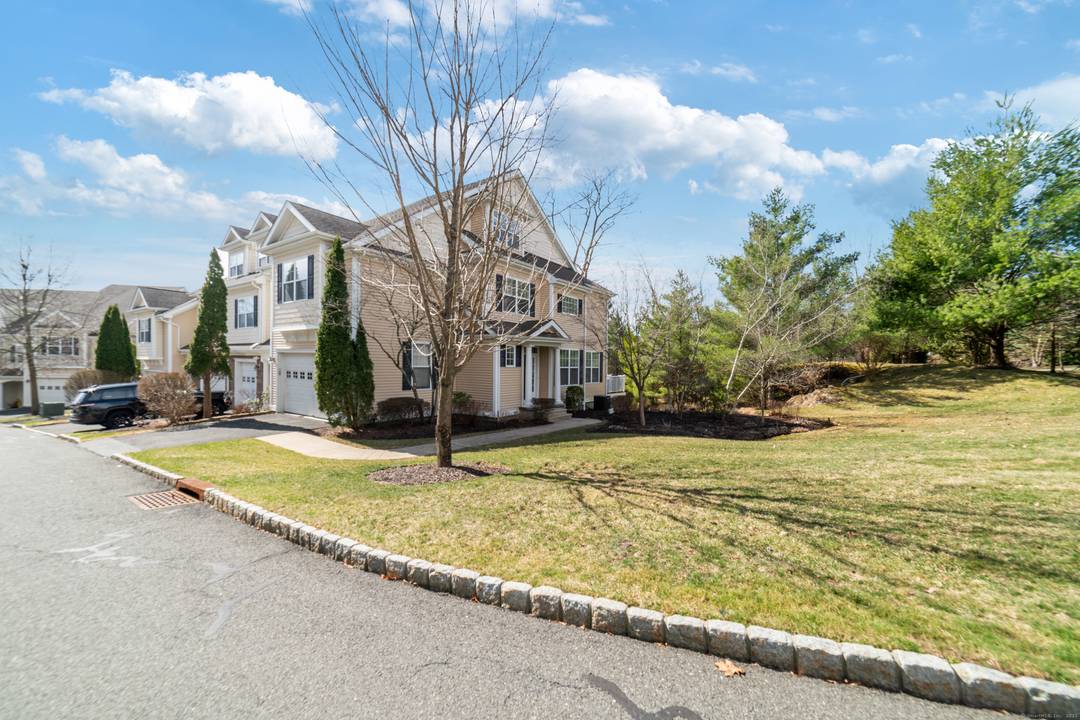 Don't wait to see this turn key home in the desirable Ridgewood of Middlebury, one of the areas newest and most picturesque communities.