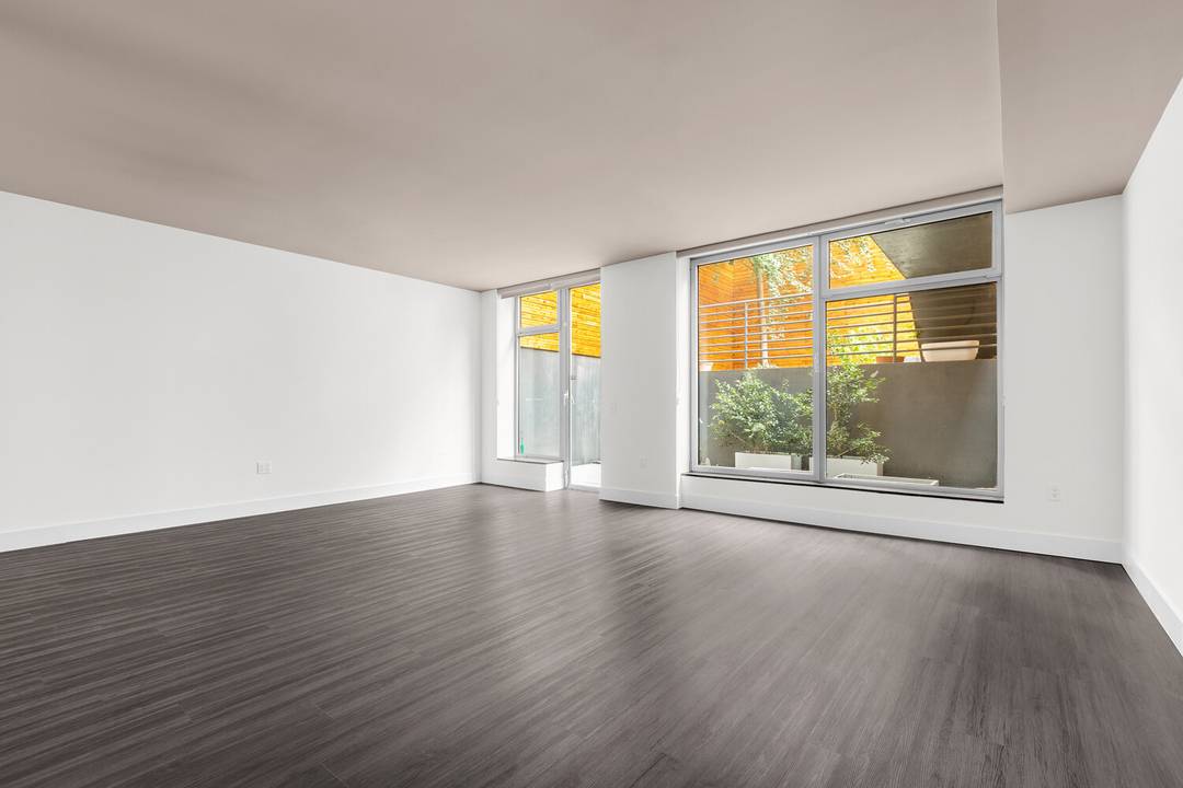 With over 3, 000 square feet of interior living space and an 800 square foot private and serene garden, this spacious and well appointed apartment features a top of the ...