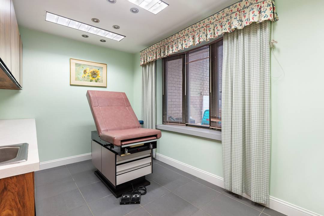 Prime Commercial Condo Investment The Diplomat at 210 East 47th Street Discover an exceptional investment opportunity in Midtown East's coveted Turtle Bay neighborhood.