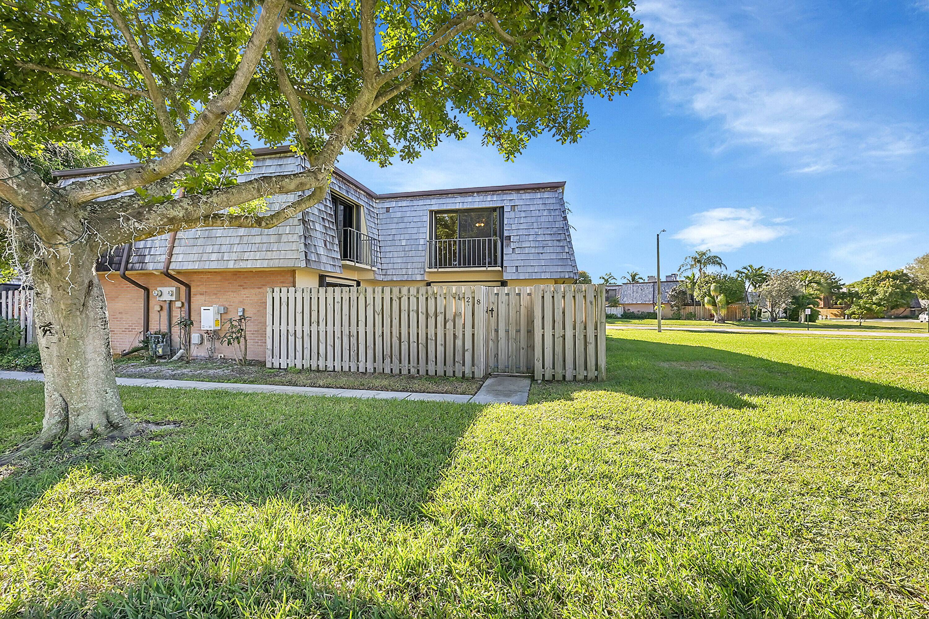 Come check out this beautifully updated townhouse in the heart of Palm Springs, FL !