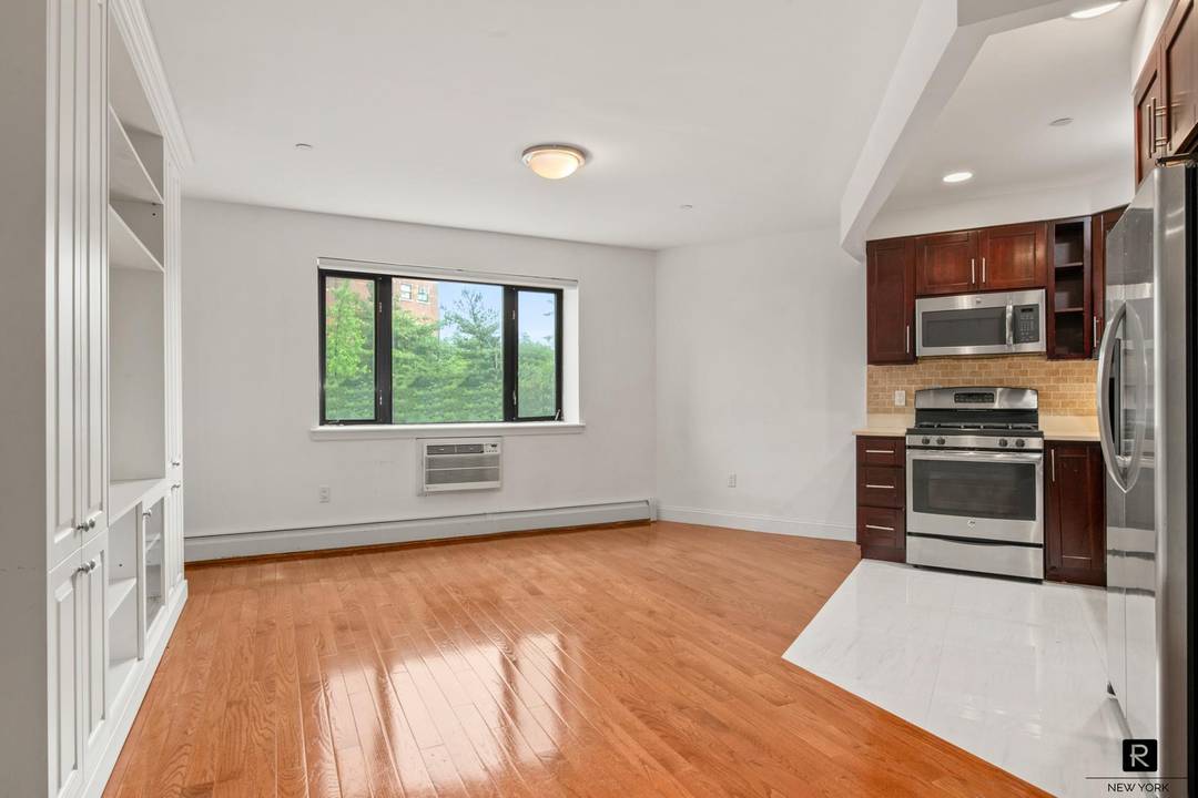 Bright, Spacious 2BR 2BA Condo with Modern Finishes amp ; Full Service Amenities in Washington Heights Welcome to your sun drenched sanctuary in the heart of Washington Heights.