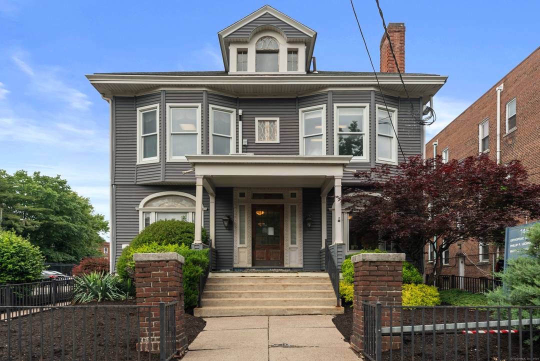 Prime 6000 SQ FT commercial office building that sits on a rare.