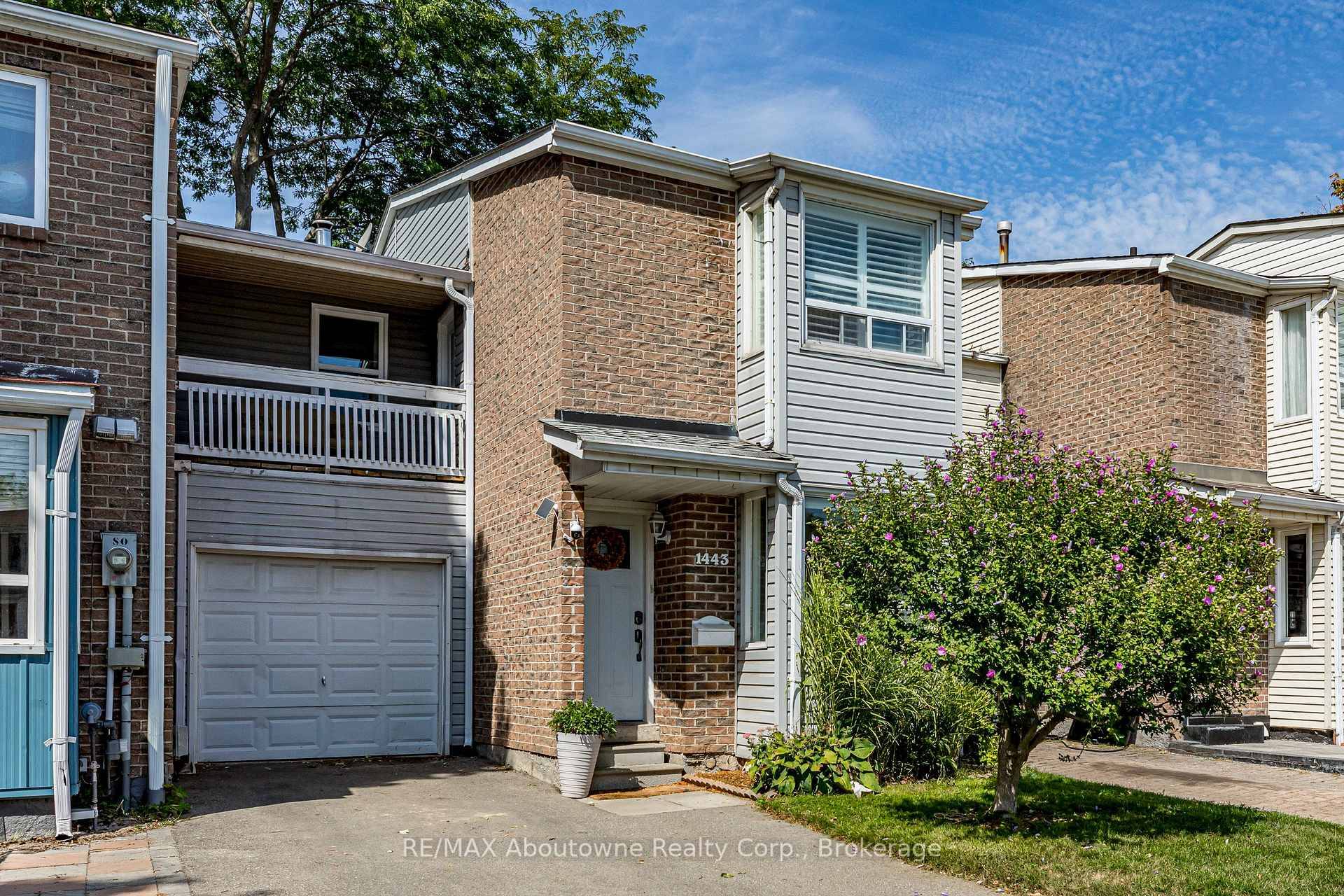 Welcome to this spacious 3 bed, 4 bath freehold townhome, perfectly situated on a quiet court in a family friendly neighbourhood.
