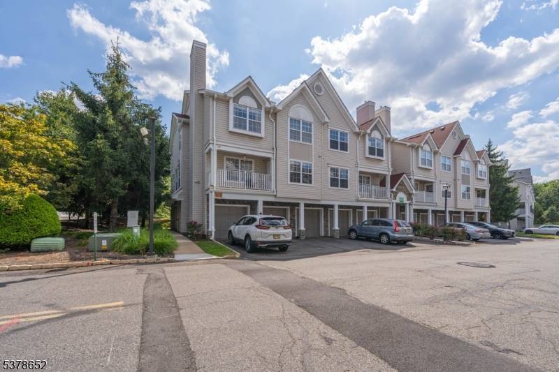 Bright East facing 2 Bed, 2 Bath end unit townhouse in desirable North Edison !