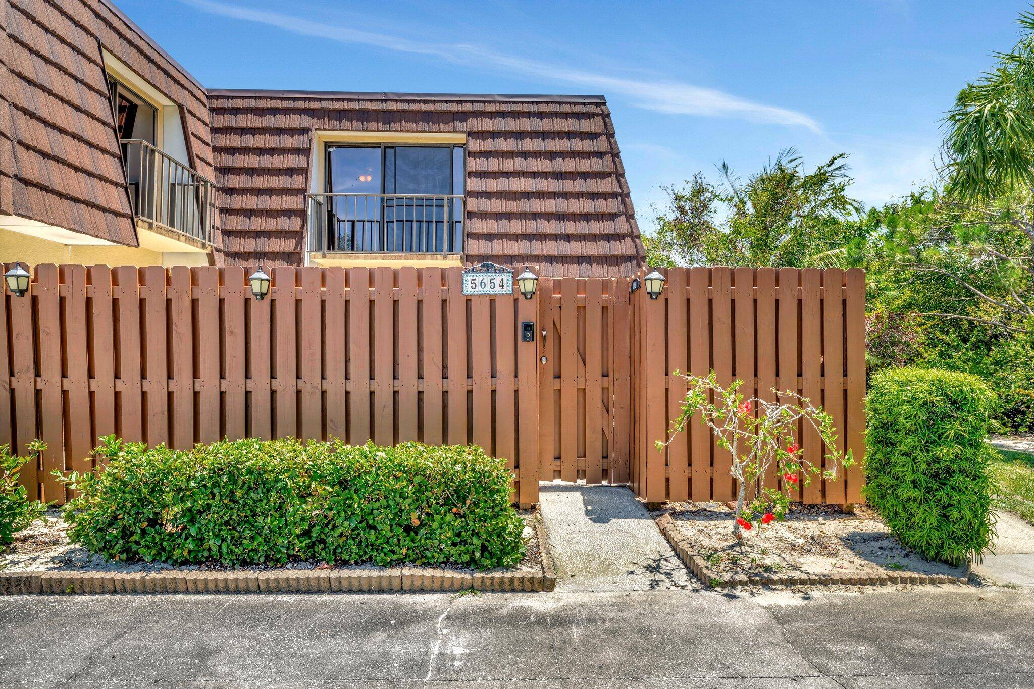 GREAT LOCATION, AT A GREAT SMALL QUIET COMMUNITY IN STUART.