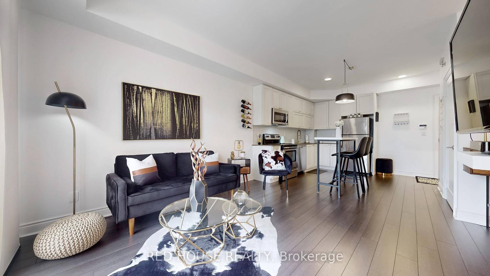Welcome to Unit 222 at Garden Court Condos a boutique style, low rise gem nestled in the heart of Markhams prestigious Cathedraltown community.