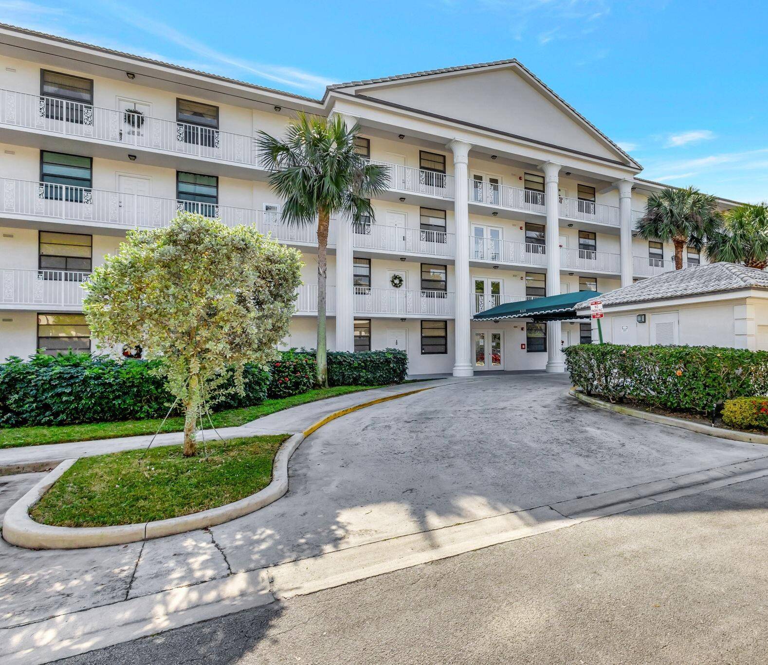 Welcome to Whitehall, located in the highly sought after Lands of the President community in West Palm Beach.