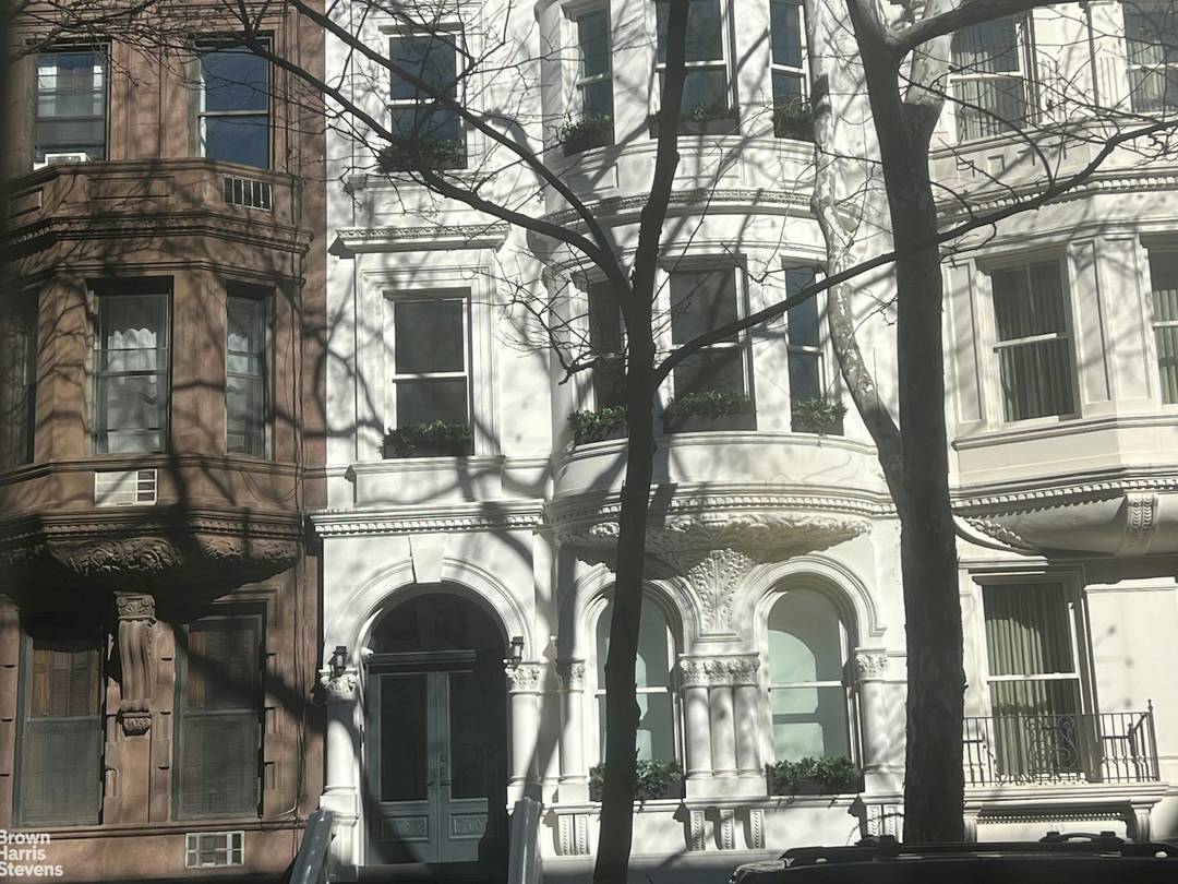 Romeo amp ; Juliet PIED A TERRE Central Park CONDO w FIREPLACE Right out of a fairy tale this elevator mansion condo duplex studio has a wood burning Fireplace and ...