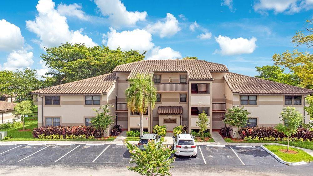 Totally Remodeled 2 Beds 2 Baths with a spectacular lake view at Villas de Venezia, corner third floor, vaulted high ceiling, resort style community with clubhouse, 2 pools, tennis court, ...