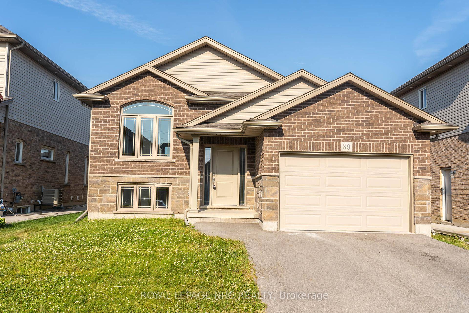 Beautiful raised bungalow for lease in the highly desirable Rolling Meadows community !
