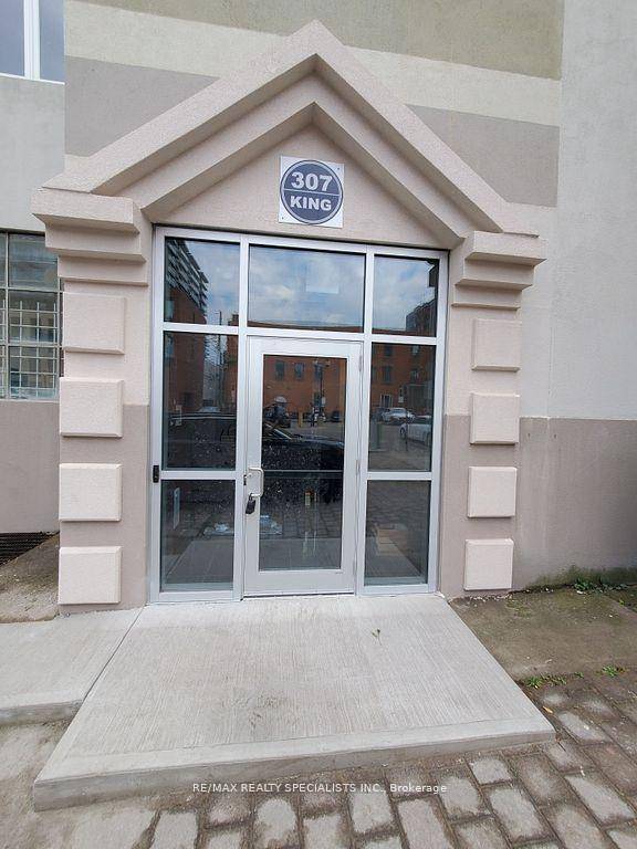 Live in the Heart of Downtown in the Trendy Beasley Neighbourhood !